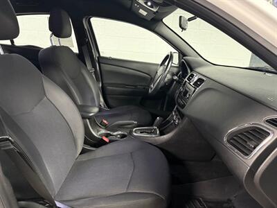 2013 Chrysler 200 Touring   - Photo 7 - Newark, IL 60541