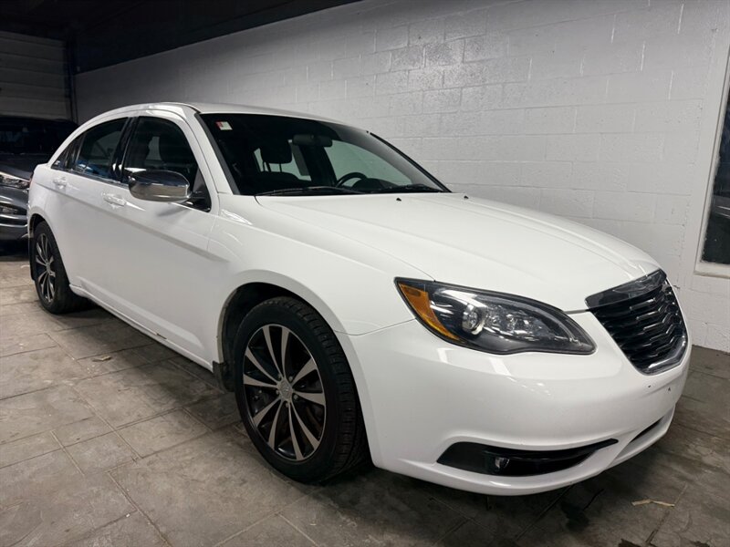 2013 Chrysler 200 Touring's photo