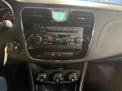 2013 Chrysler 200 Touring   - Photo 10 - Newark, IL 60541