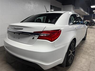 2013 Chrysler 200 Touring   - Photo 4 - Newark, IL 60541