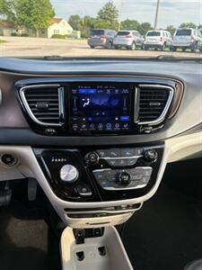 2017 Chrysler Pacifica Touring-L Plus   - Photo 8 - Newark, IL 60541