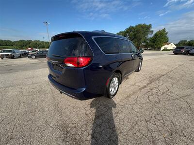 2017 Chrysler Pacifica Touring-L Plus   - Photo 3 - Newark, IL 60541