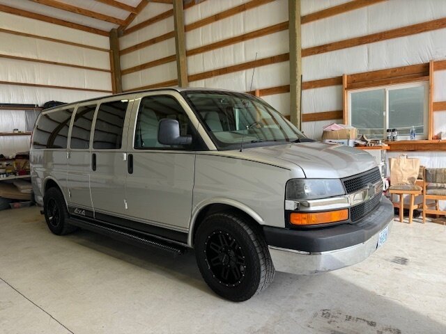 2010 Chevrolet Express LT 1500  A.W.D 8 PASSENGER