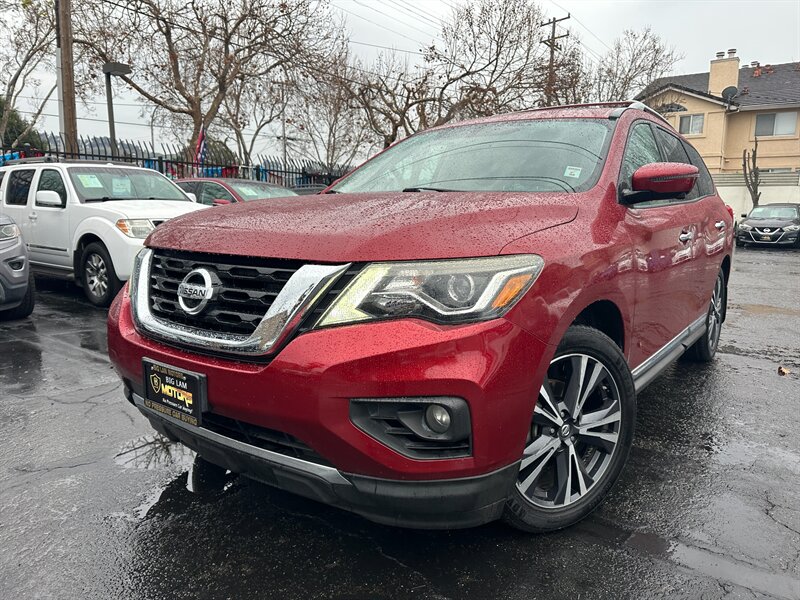 2017 Nissan Pathfinder Platinum's photo