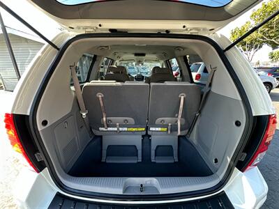 2008 Hyundai Entourage GLS - Photo 11 - San Leandro, CA 94578