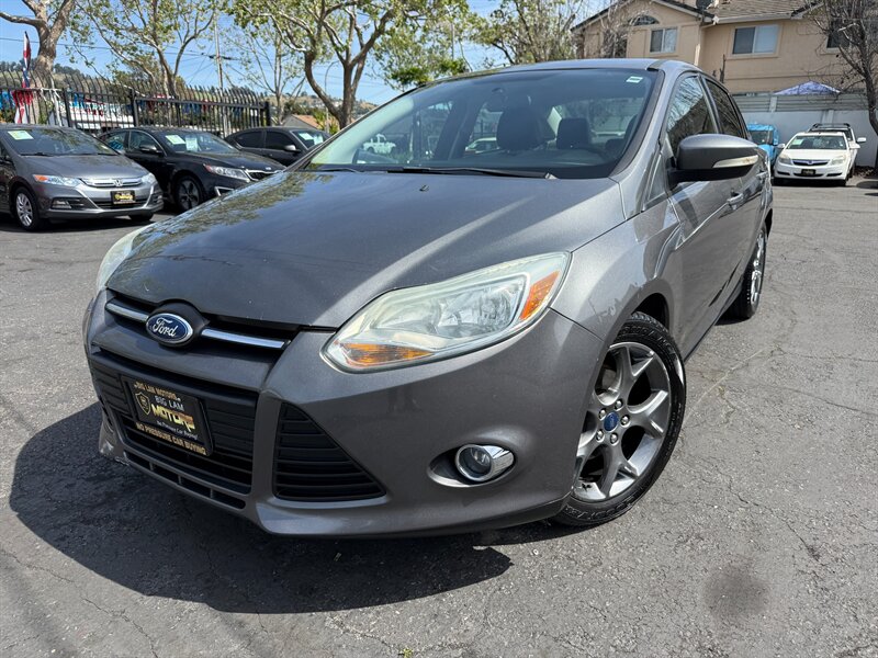 Sterling Gray Metallic 2013 Ford Focus SE Sedan Front-Wheel Drive Automatic