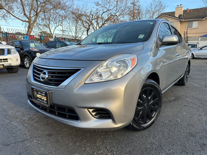 2014 Nissan Versa SV's photo