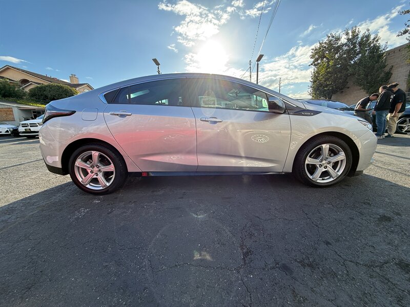 2016 Chevrolet Volt LT photo 3
