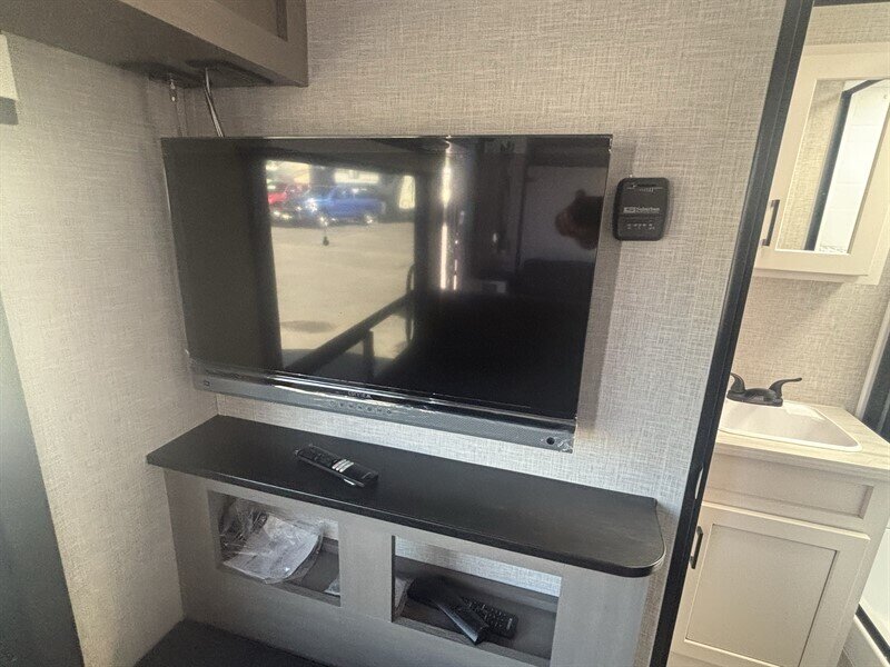 2024 JAYCO 173MRB JAY FEATHER MICRO - Photo 16 - Albuquerque, NM 87108