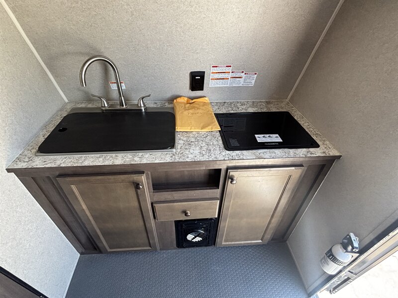 2021 Sunset Park Rush TOYHAULER 19 - Photo 10 - Albuquerque, NM 87108