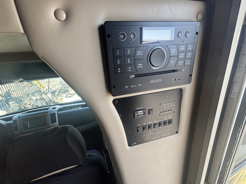 2016 Thor CLASS C SIESTA 24SS - Photo 11 - Albuquerque, NM 87108