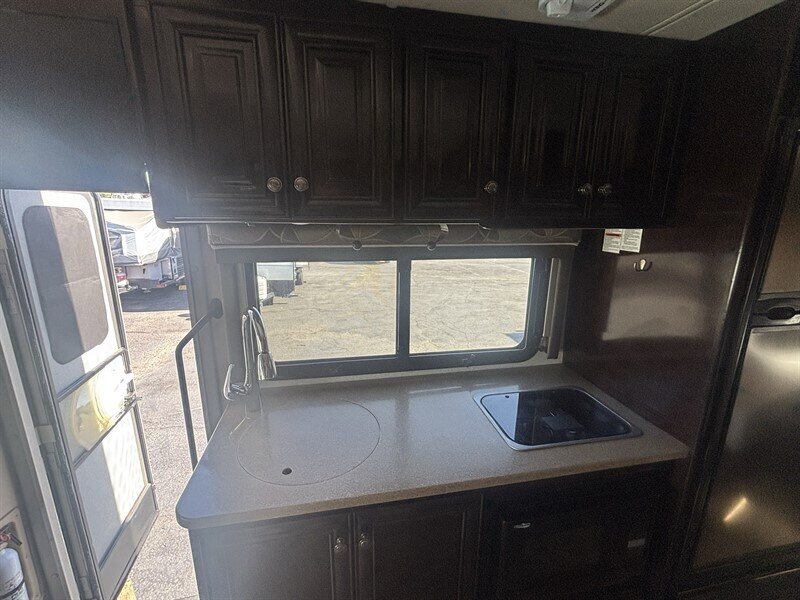 2016 Thor CLASS C SIESTA 24SS - Photo 10 - Albuquerque, NM 87108