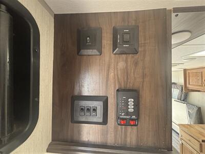 2019 FORESTRIVER 22RR GREY WOLF toy hauler - Photo 11 - Albuquerque, NM 87108