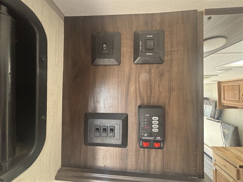 2019 FORESTRIVER 22RR GREY WOLF toy hauler - Photo 11 - Albuquerque, NM 87108