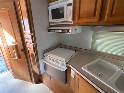 2004 Lance 1121 Truck Camper   - Photo 15 - Albuquerque, NM 87108