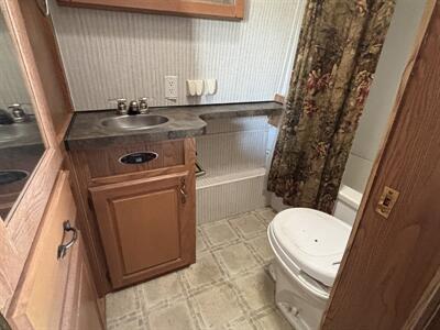 2005 EXTREME M-220 TOY HAULER   - Photo 13 - Albuquerque, NM 87108