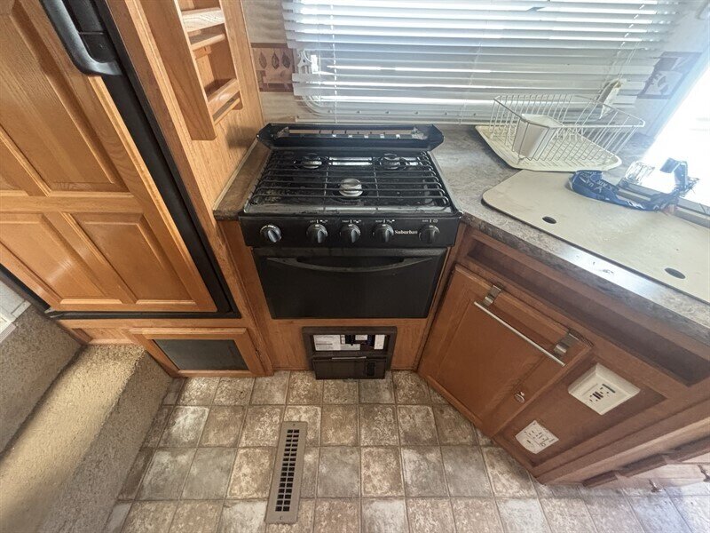 2010 Forest River 8524RLS CLASSIC SUPER LITE FLAGSTAFF - Photo 13 - Albuquerque, NM 87108