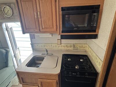 2002 WINNEBAGO SIGHTSEER 30B   - Photo 9 - Albuquerque, NM 87108