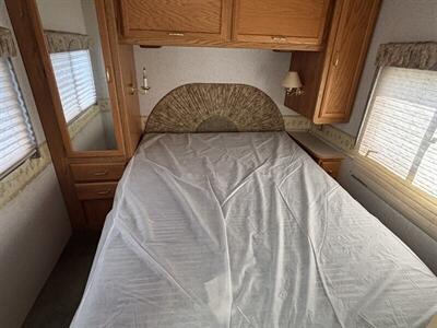 2002 WINNEBAGO SIGHTSEER 30B   - Photo 12 - Albuquerque, NM 87108