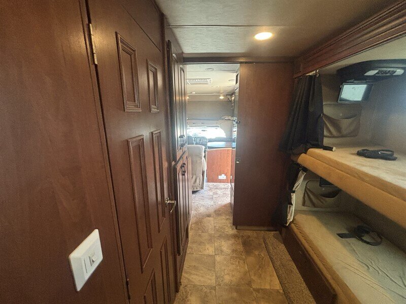 2014 JAYCO 31FS GREYHAWK - Photo 14 - Albuquerque, NM 87108