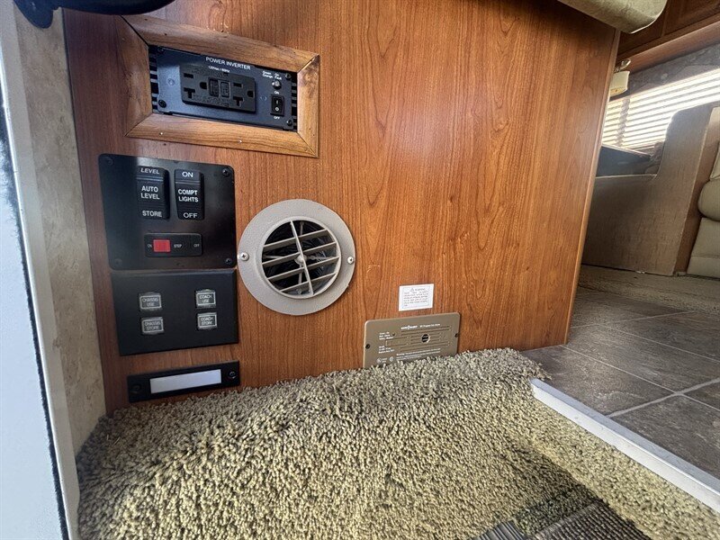2009 Winnebago SIGHTSEER 31E - Photo 9 - Albuquerque, NM 87108
