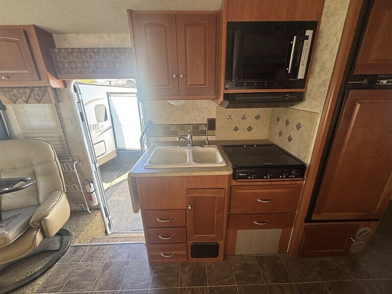 2009 Winnebago SIGHTSEER 31E - Photo 11 - Albuquerque, NM 87108