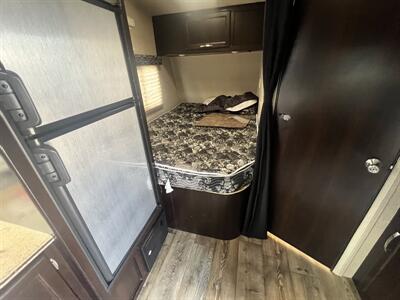 2018 Genesis 23SS TOY HAULER   - Photo 14 - Albuquerque, NM 87108
