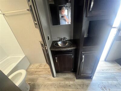 2018 Genesis 23SS TOY HAULER   - Photo 13 - Albuquerque, NM 87108