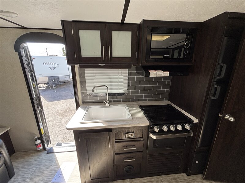 2019 PRIMETIME 19MRB TRACER BREEZE - Photo 10 - Albuquerque, NM 87108