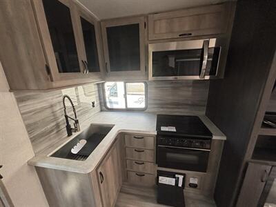 2021 Winnebago 2427RB VOYAGE   - Photo 15 - Albuquerque, NM 87108