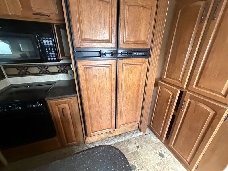 2010 KEYSTONE 3400RL MONTANA - Photo 21 - Albuquerque, NM 87108