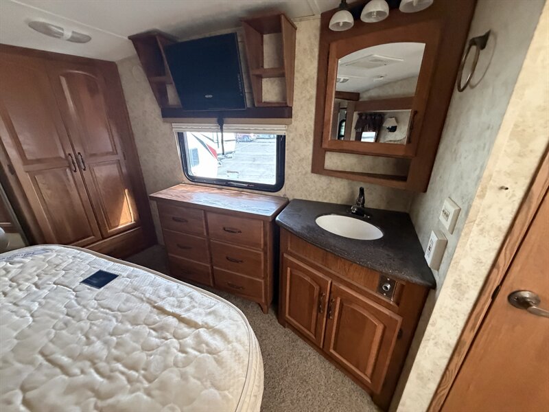 2010 KEYSTONE 3400RL MONTANA - Photo 26 - Albuquerque, NM 87108