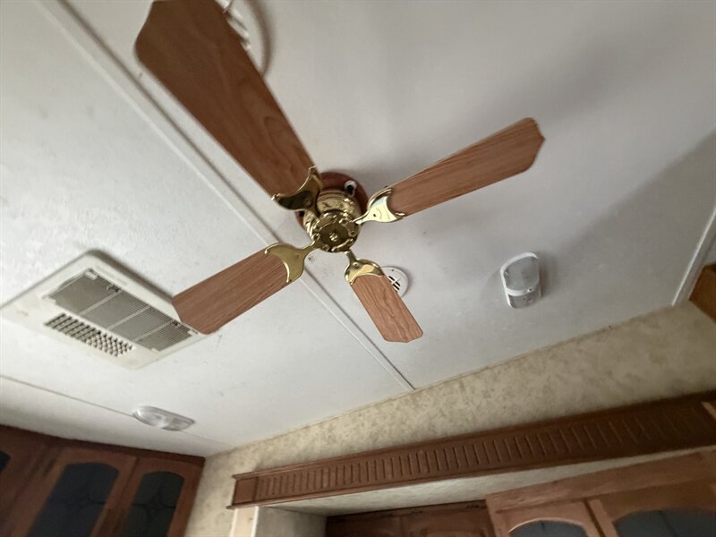 2010 KEYSTONE 3400RL MONTANA - Photo 19 - Albuquerque, NM 87108