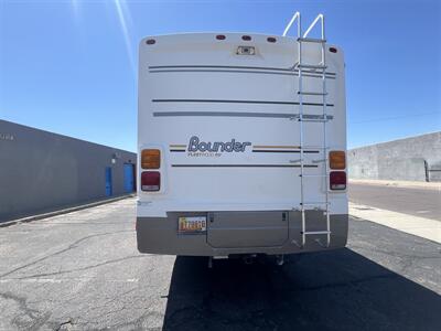 2004 FLEETWOOD 35E CHEV BOUNDER   - Photo 5 - Albuquerque, NM 87108