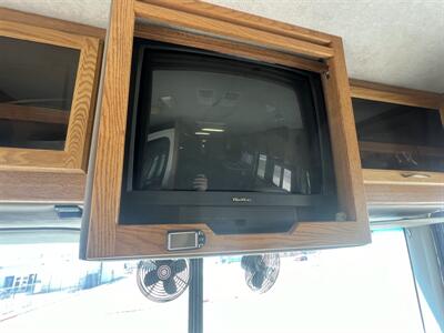 2004 FLEETWOOD 35E CHEV BOUNDER   - Photo 13 - Albuquerque, NM 87108