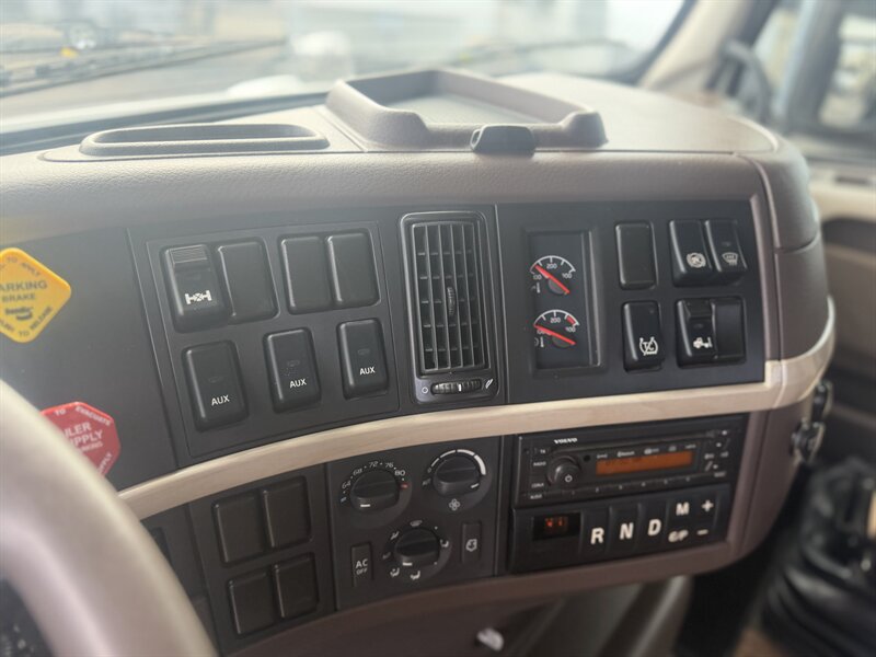 2015 Volvo VNM COMMERICAL Sleeper Semi - Photo 18 - Albuquerque, NM 87108
