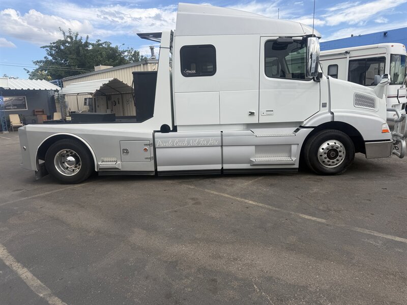 2015 Volvo VNM COMMERICAL  Sleeper Semi - Photo 1 - Albuquerque, NM 87108