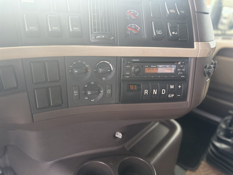 2015 Volvo VNM COMMERICAL Sleeper Semi - Photo 17 - Albuquerque, NM 87108