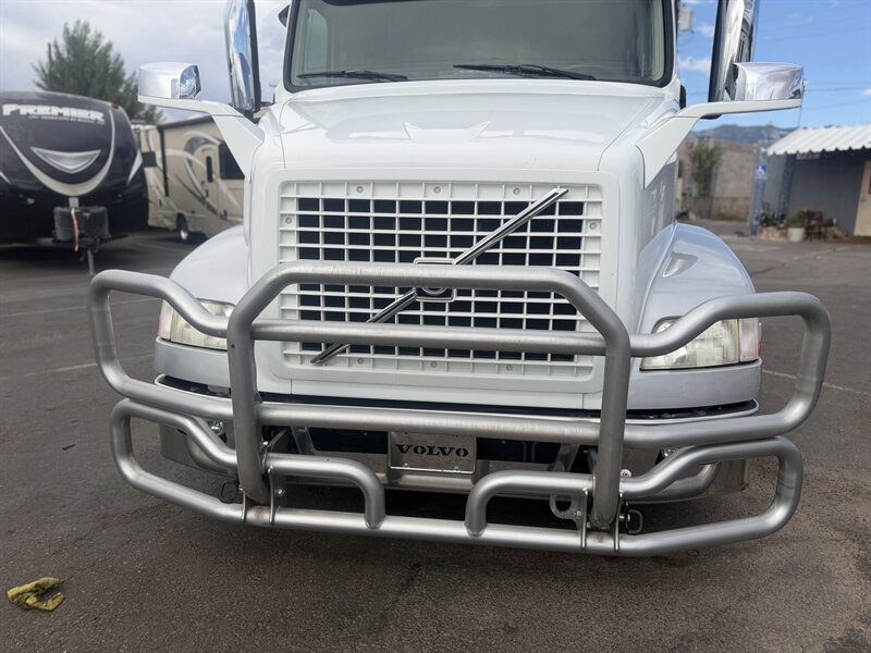 2015 Volvo VNM COMMERICAL Sleeper Semi - Photo 5 - Albuquerque, NM 87108