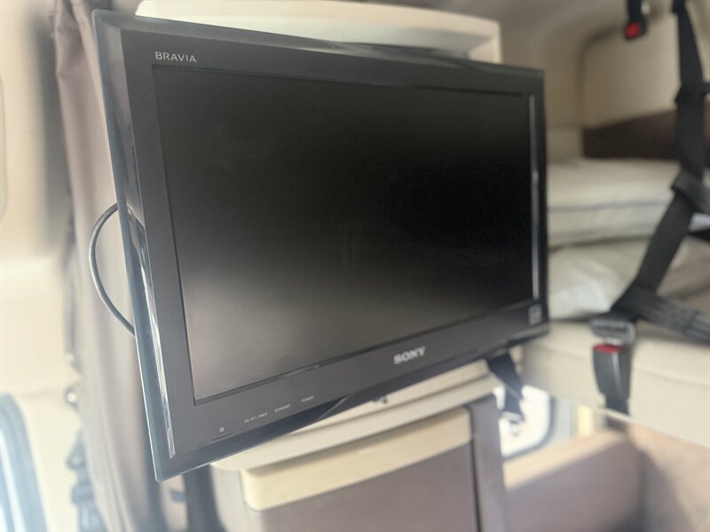 2015 Volvo VNM COMMERICAL Sleeper Semi - Photo 25 - Albuquerque, NM 87108