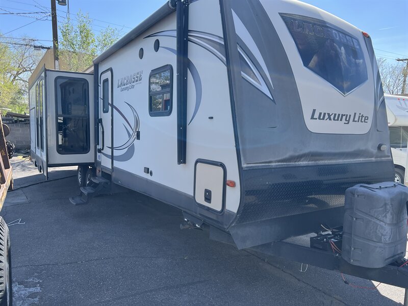 2015 CROSSROADS 330RST LACROSSE  