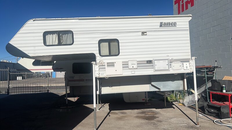 2004 Lance 835 Lancelite   - Photo 1 - Albuquerque, NM 87108