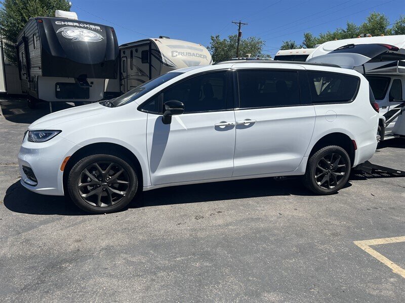 2024 Chrysler Pacifica VAN  