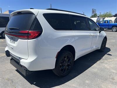 2024 Chrysler Pacifica VAN - Photo 17 - Albuquerque, NM 87108