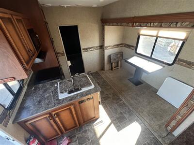 2014 K-Z SPORTSMAN 305TH 5TH WHEEL TOYHAULER   - Photo 17 - Albuquerque, NM 87108