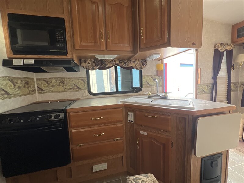 2004 KEYSTONE 2955RL MONTANA - Photo 11 - Albuquerque, NM 87108