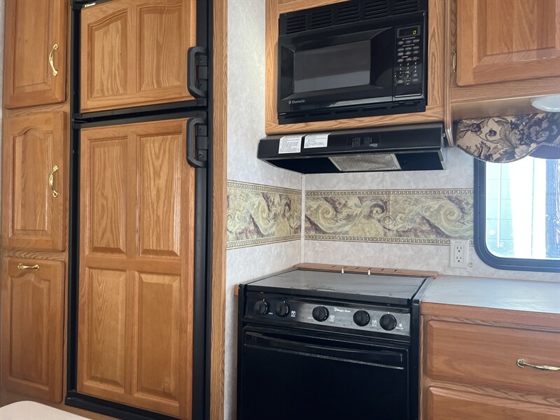 2004 KEYSTONE 2955RL MONTANA - Photo 12 - Albuquerque, NM 87108