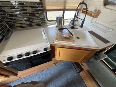 2001 LANCE lance 1030  Lance truck camper - Photo 23 - Albuquerque, NM 87108