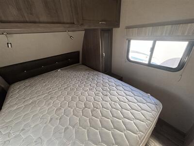 2019 Winnebago 27BHSS MINIPLUS   - Photo 15 - Albuquerque, NM 87108