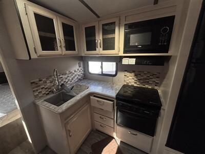 2019 Winnebago 27BHSS MINIPLUS   - Photo 13 - Albuquerque, NM 87108
